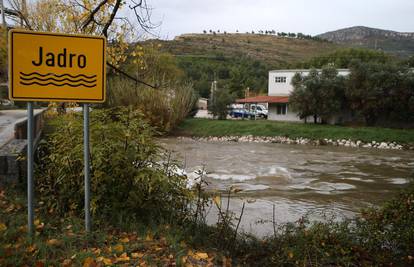 Rijeka Jadro i dalje zamućena: Prokuhavajte pitku vodu djeci