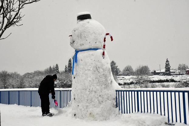 VIDEO Još jedan mega snjegović niknuo u Slavoniji. Visok je tri i pol metra i postao hit u Brodu