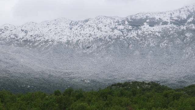 Dočekali smo i  snijeg u svibnju: Zabijelio se najviši vrh Biokova