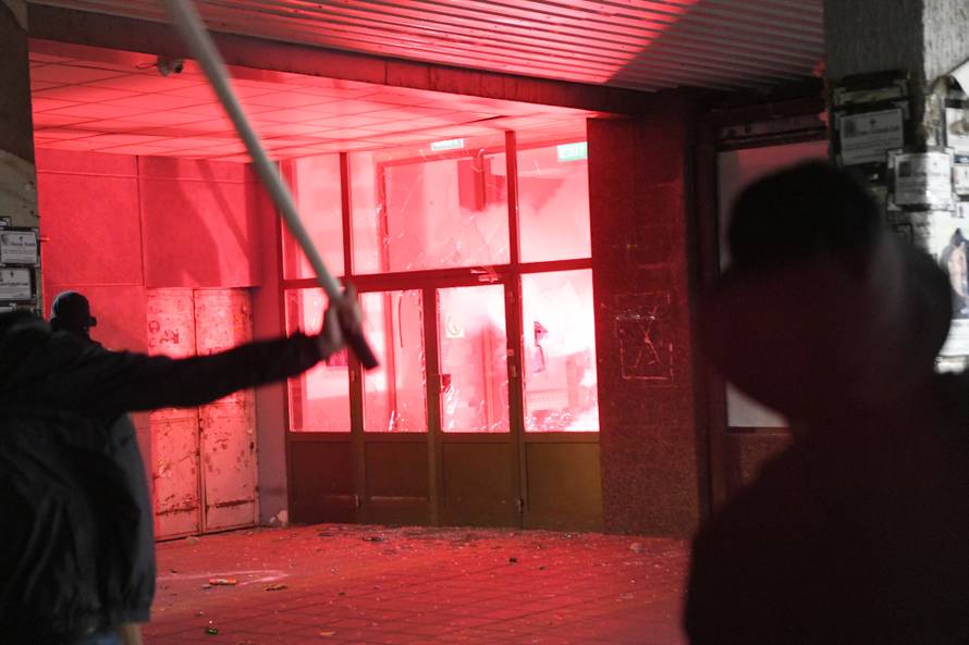 Valjevo: Grupa maskiranih muškaraca u prosvjedu zapalila prostor Gradske uprave