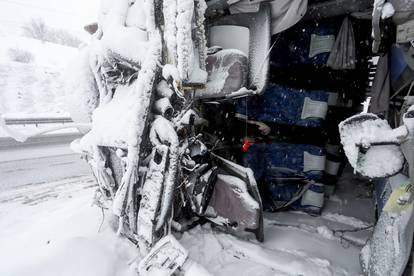 Jutro nakon teške nesreće kod Brinja: Čovjek poginuo. Autobus zameten u snijegu, čeka dizalicu