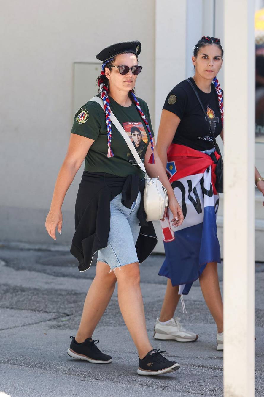 Sinj: Glavni modni detalji za koncert Thompsona - crna majica i zastava Hrvatske