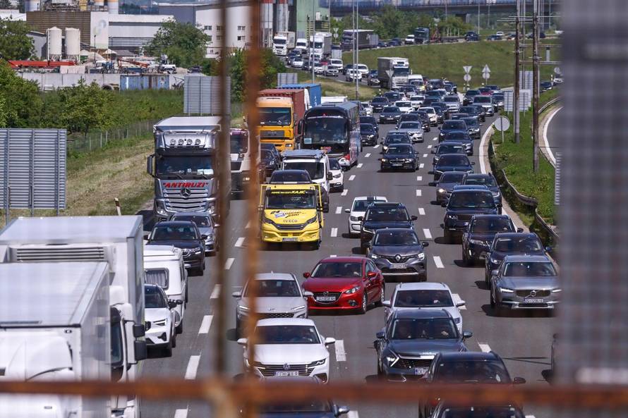 Zagreb: Gužve na naplatoj kućici Lučko zbog produženog vikenda