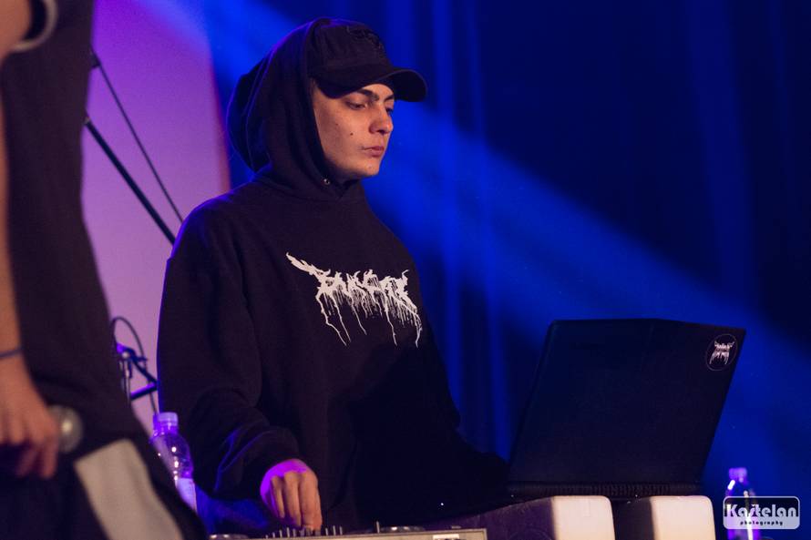 Vitasović je studenticu pozvao na stage pa su skupa zapjevali