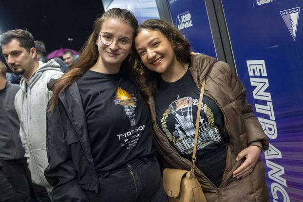 Osijek: Gužva ispred SD Gradski vrt, koncert Thompsona prvi u nizu dvoranskih koncerata.