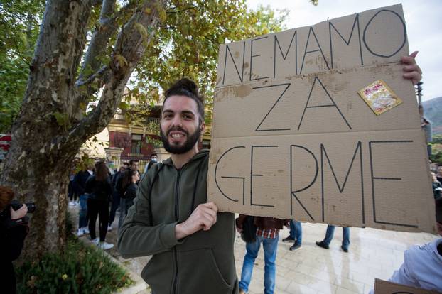Studenti prosvjedovali u Mostaru zbog previsokih školarina i loše online nastave