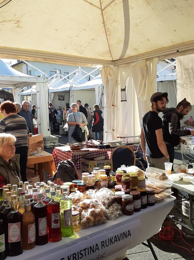 Veselo u srcu Like: Od slanine, finih ličkih palačinki i rakije do revije konjskih zaprega