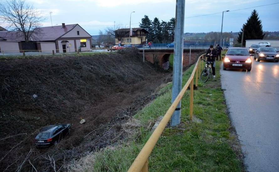 Nesreća u Bjelovaru: Audijem probio ogradu i sletio u kanal