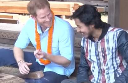 Princ Harry u Nepalu se družio s beskućnicima i glumio tigra