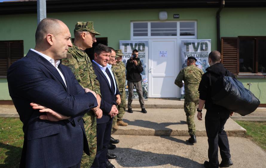 Ministar Anušić i general Kundid na prvom danu TVO-a na Slunju