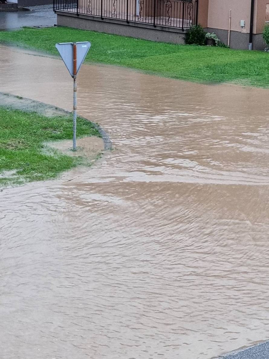 Jako nevrijeme poplavilo kuće, dvorišta i ceste diljem Hrvatske: 'U Požegi je palo 63 l/m2 kiše'