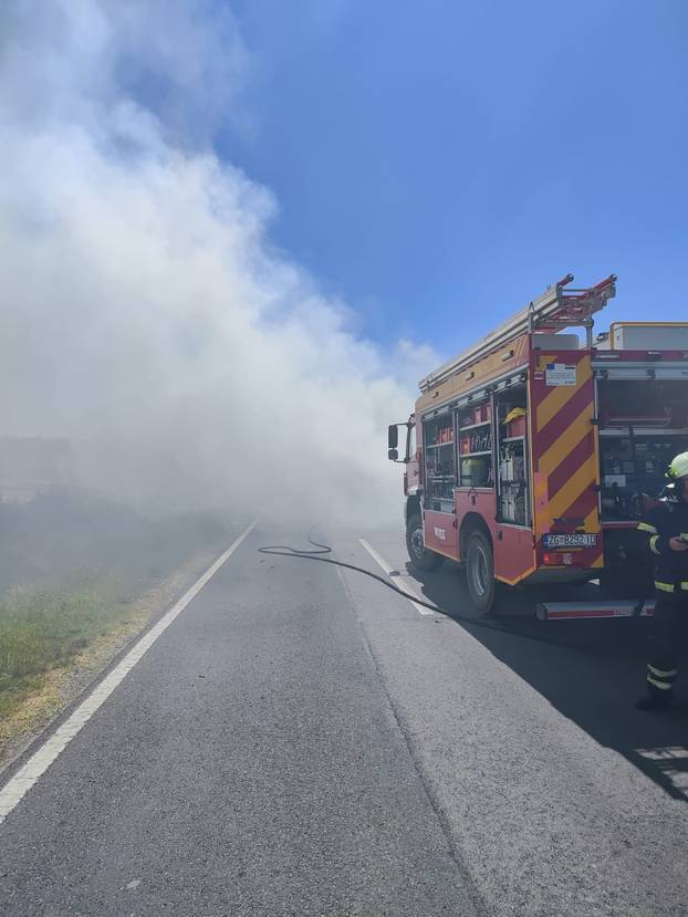 Strašne scene s mjesta sudara: Kamion u kanalu, jedan mrtav. Helikopter ide po ozlijeđenog...