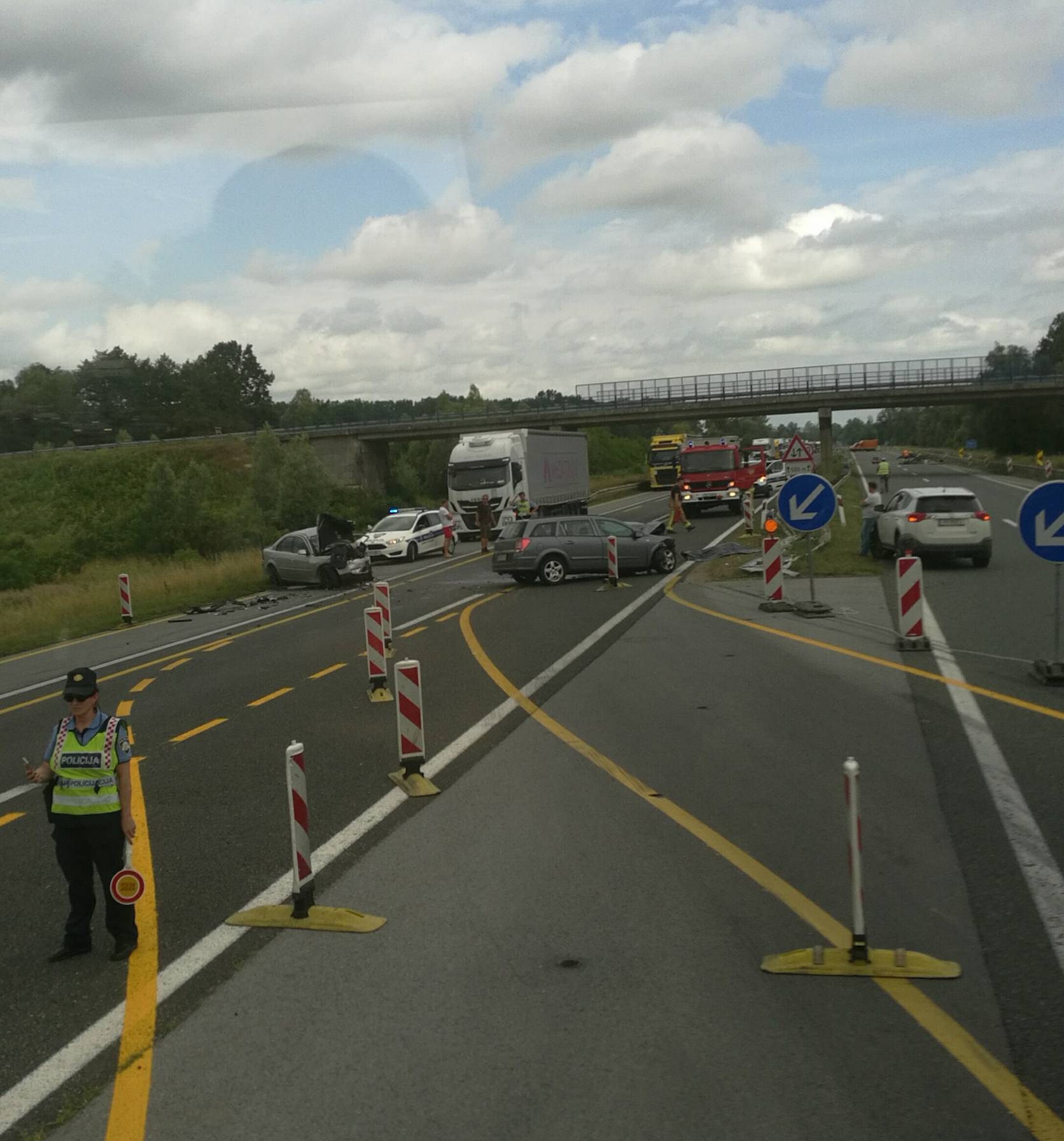 Sudarila se tri auta: Muškarac poginuo, drugi teško ozlijeđen