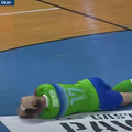 VIDEO Incident u finalu: Igra&ccaron;a Olmissuma pogodili u glavu