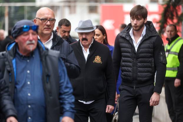 Sarajevo: Dolazak uzvanika na komemoraciju za Halida Bešlića u Narodno pozorište