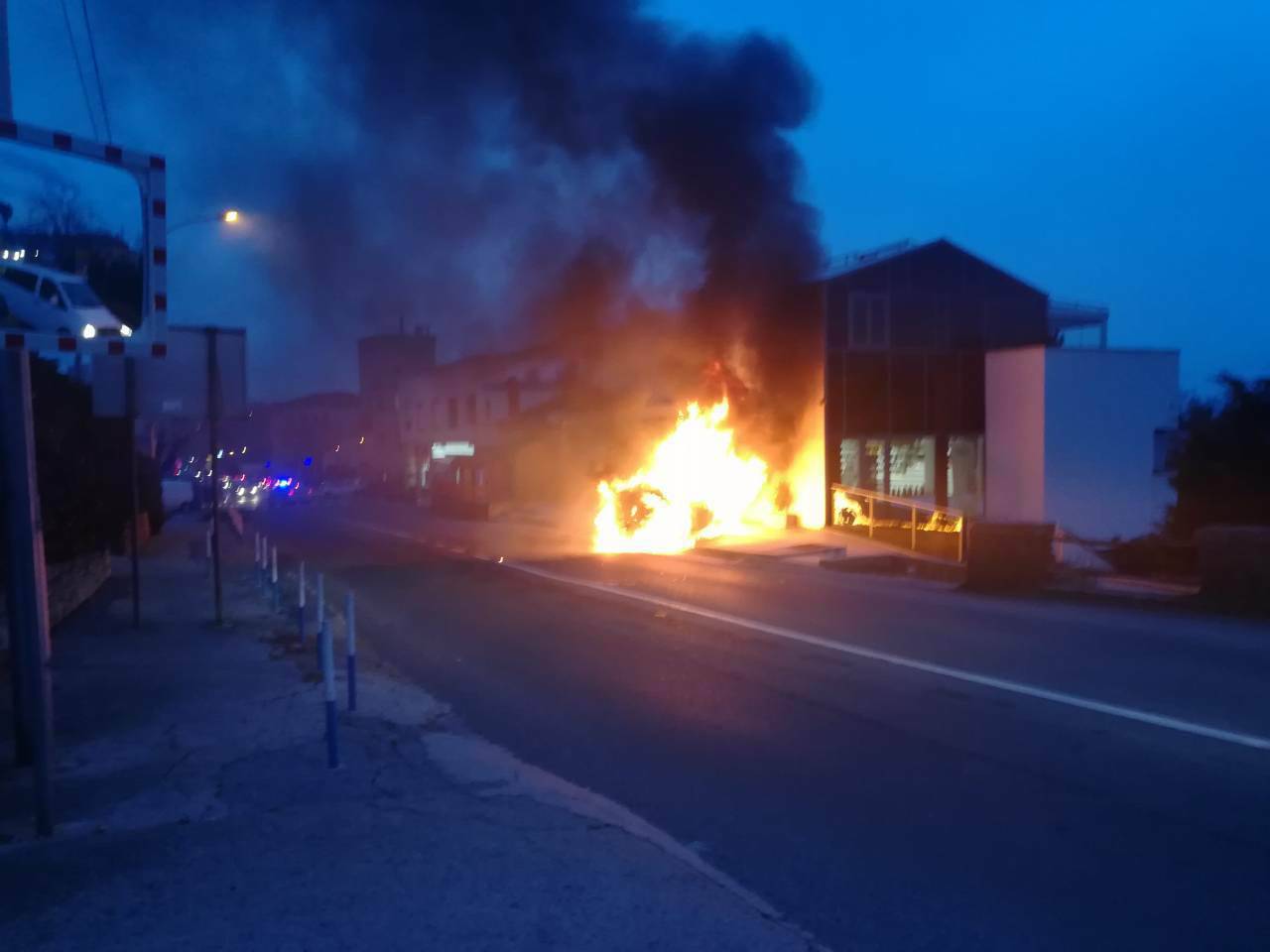 U Matuljima planuo Mercedes, vozačica (37) na vrijeme izašla