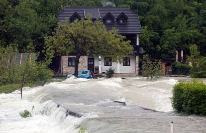 Zatvorene su ceste u Karlovcu, Ogulinu i Slunju zbog poplave