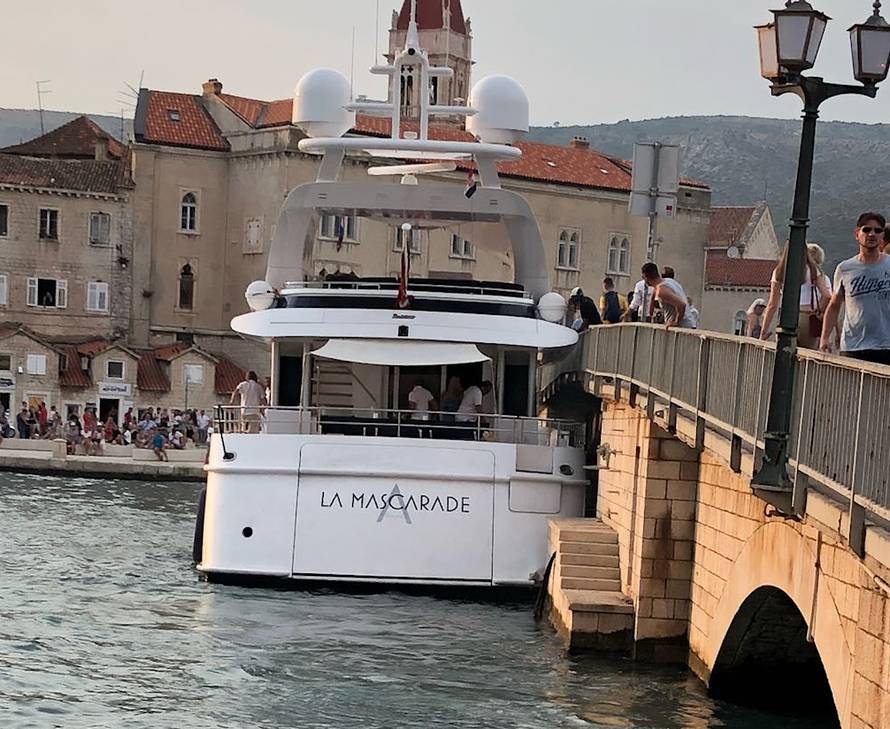 Jahtom se zabio u most pa još i zapeo: 'Sve okolo se zatreslo'