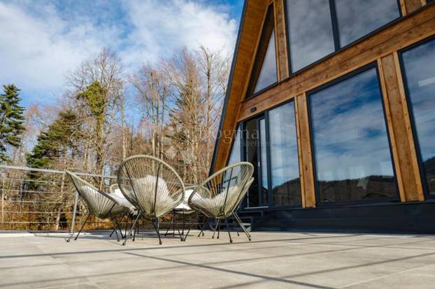 FOTO Ova vila na malom brežuljku u Delnicama nudi luksuz i užitke cijele godine