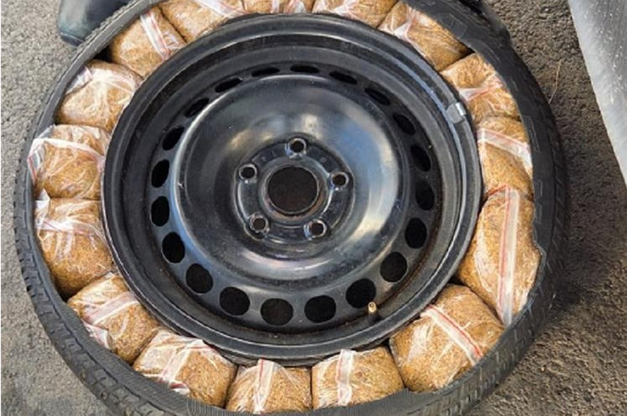 FOTO Ugurao duhan gdje je stao u autu. Imotski carinici našli ga i u kotaču, zaplijenili su 40 kila