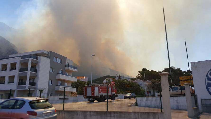 Kanader pomaže u gašenju, u Makarsku stiže i 150 vojnika