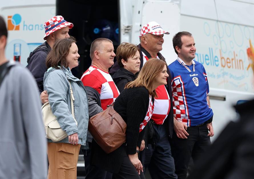 Berlin: Pored Fan zone blizu Brandenburških vrata počeli su se okupljati hrvatski navijači