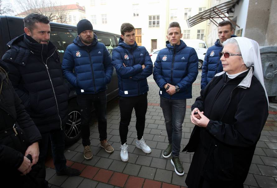 Zagreb: NogometaÅ¡i Dinama podjelili poklone i tople obroke korisnicima puÄke kuhinje