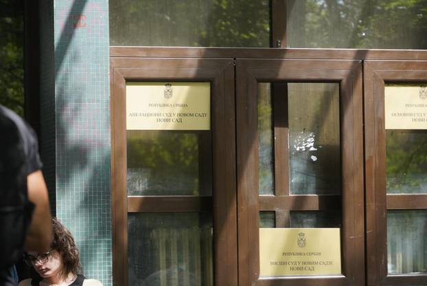 Novi Sad: Studenti u blokadi novosadskih fakulteta organizirali su skup pod nazivom "Crveni karton" ispred zgrade Osnovnog suda