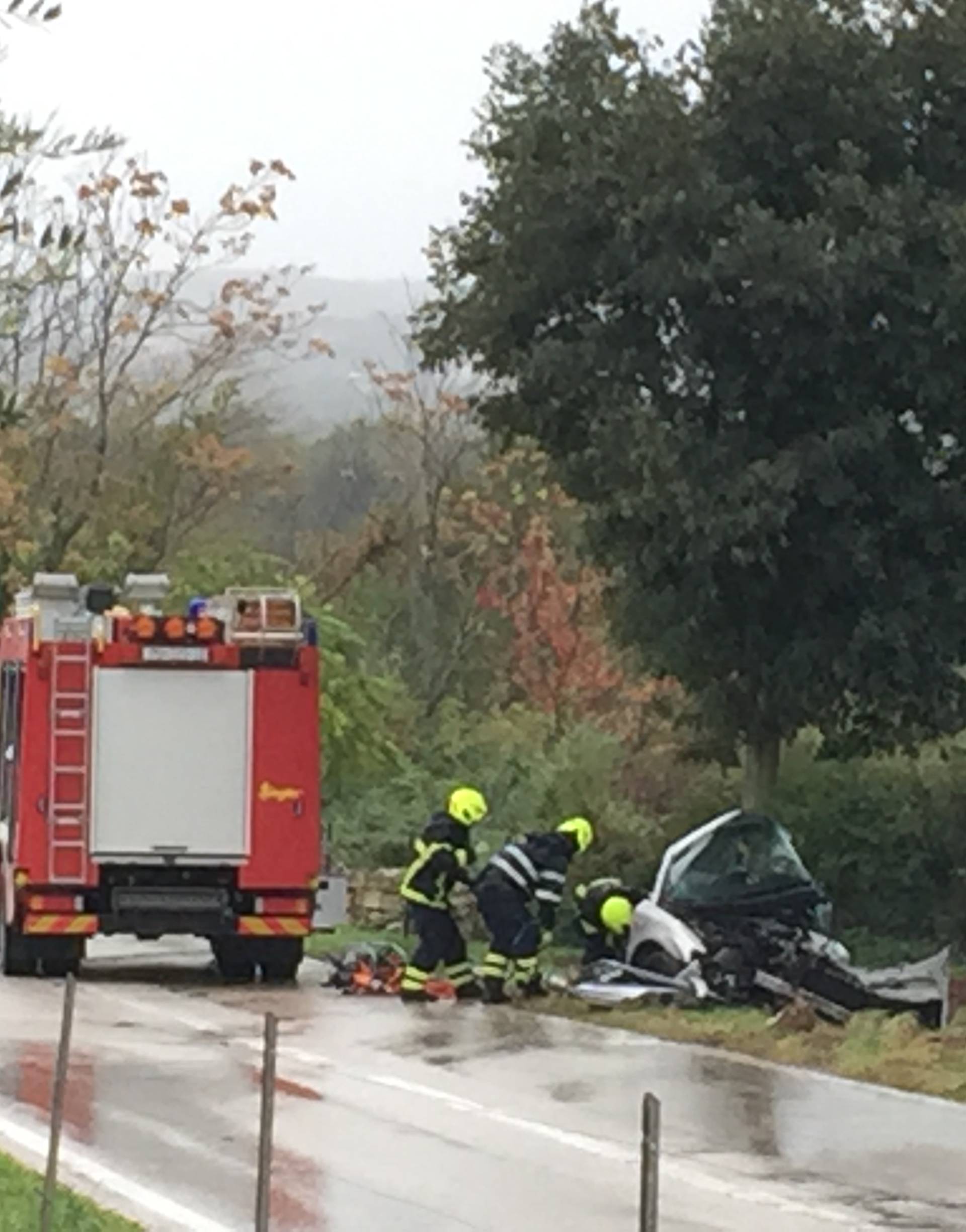 Udario autom u stablo: Morali rezati lim kako bi izvukli tijelo