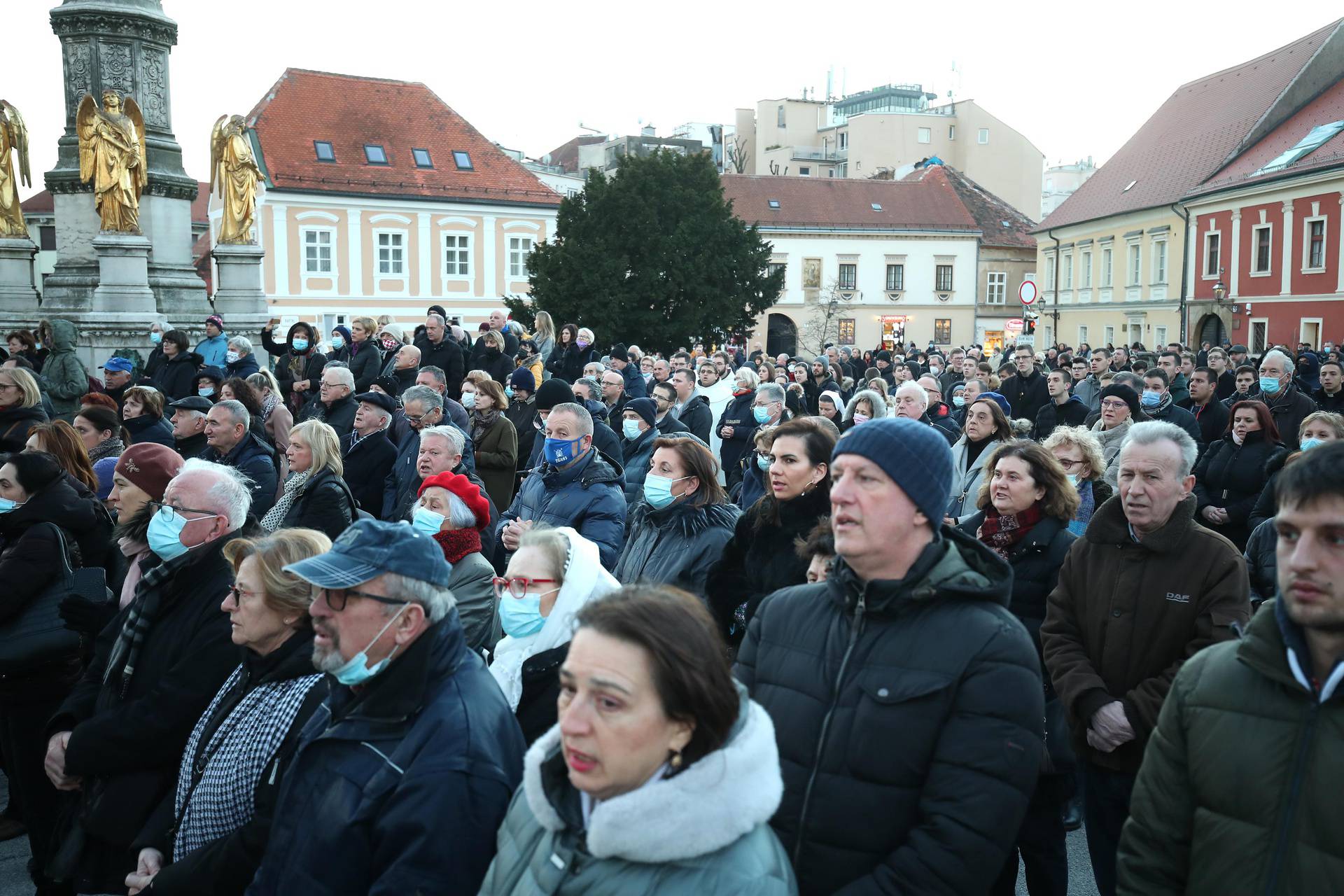 Kardinal Bozanić predvodio misno slavlje ispred zagrebačke katedrale na Stepinčevo