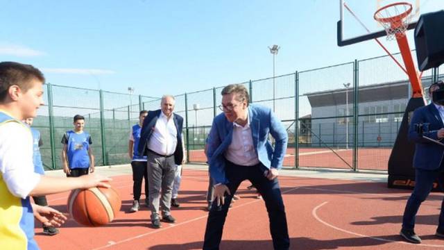 Vučić upisao školu za trenera košarke. Prisjetimo se kako je hrabro zalijepio bananu dječaku