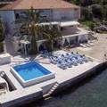 Biseri bespravne gradnje diljem Hrvatske: Ilegalno su betonirali plaže, stube, bazene, grobove...