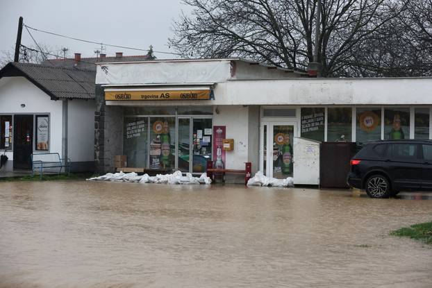 Poplava u Orahovici, voda prijeti kućama
