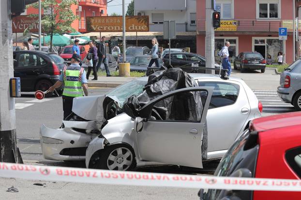 Zagreb: Automobilom u Dubravi naletio na pješakinju i zabio se u rasvjetni stup te poginuo