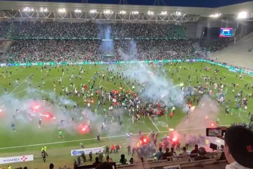 Užas u Francuskoj: Saint Etienne ispao iz Ligue 1, huligani utrčali u teren i bakljama gađali igrače