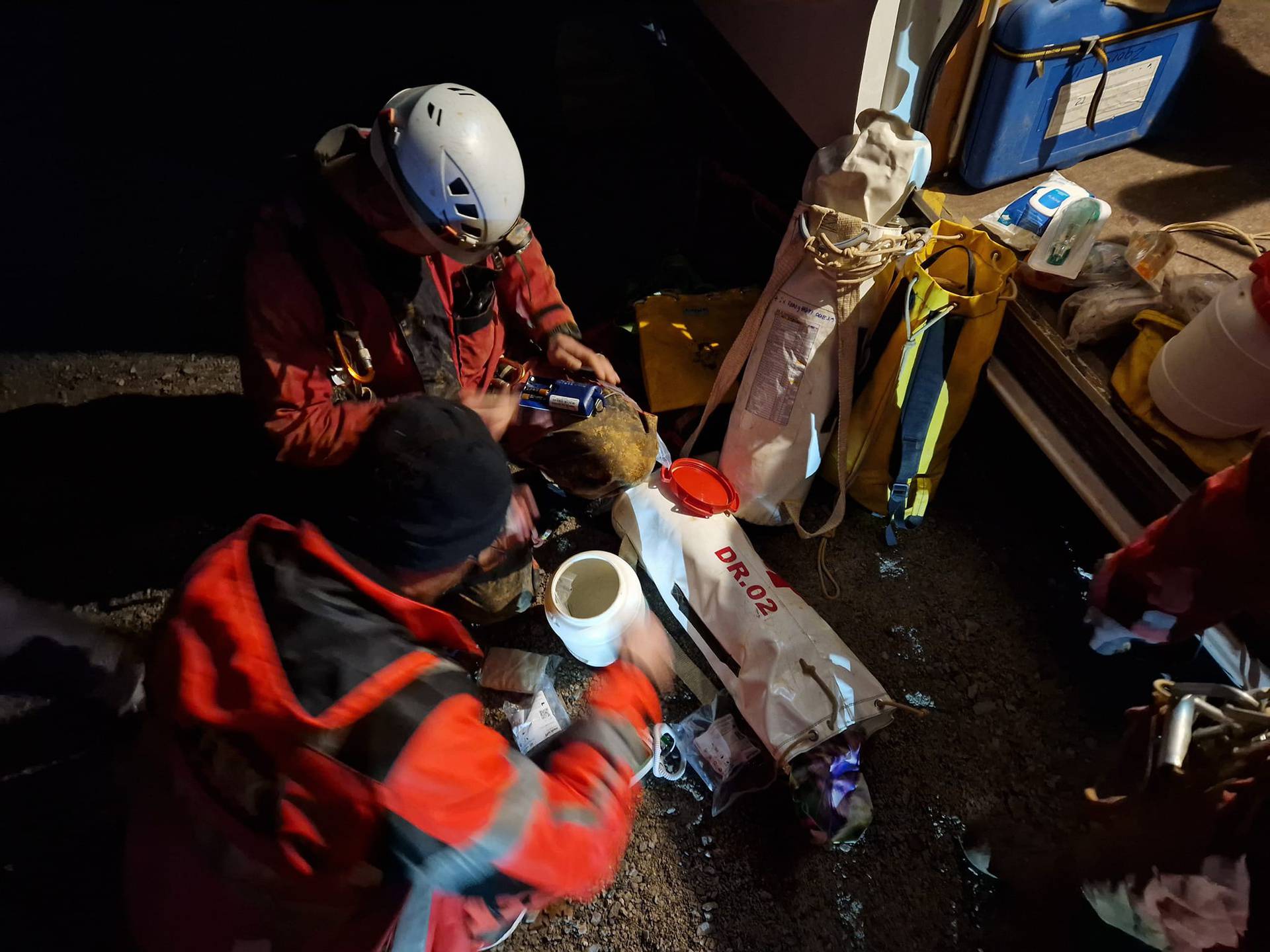 Speleolog pao u slovenskoj jami blizu granice s Hrvatskom. Širili su prolaze kako bi ga spasili