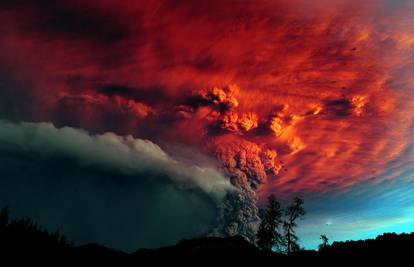 Erupcija vulkana i munje spojili su se na nebu iznad Santiaga
