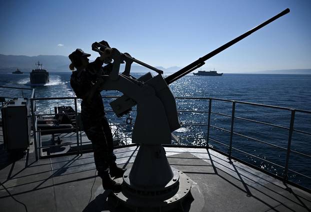 Split: Vježba Hrvatske ratne mornarice za vojni mimoplov