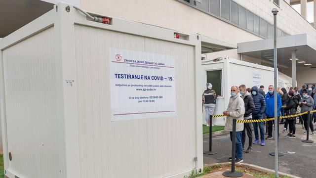 Zadar: Ispred Zavoda za javno zdravstvo stvaraju se gužve za testiranje na covid-19