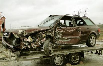 Zbog brzine auto sletio s ceste, poginula vozačica