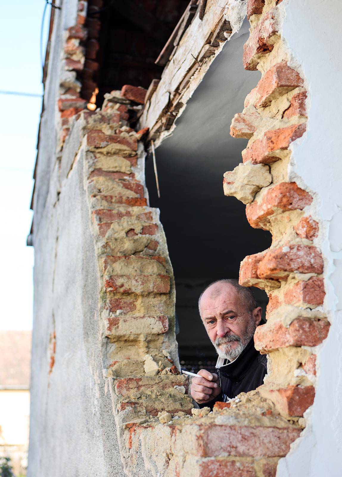 Petrinja: Ivica Hodalj izgubio je kuću u potresu, živi u kontejneru koji prokišnjava