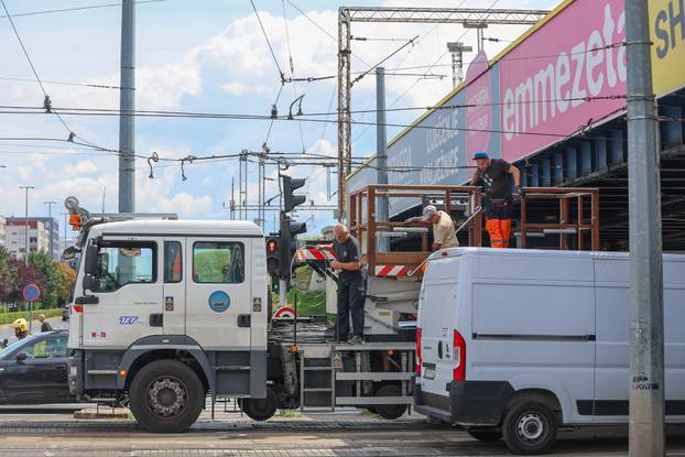 Zagreb: Kamion potrgao tramvajske žice  na uglu Branimirove i Držićeve 