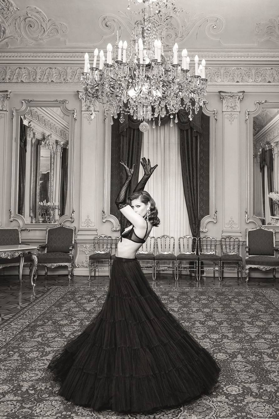 Judita Franković polugola se valja po tabureu: Koja energija!