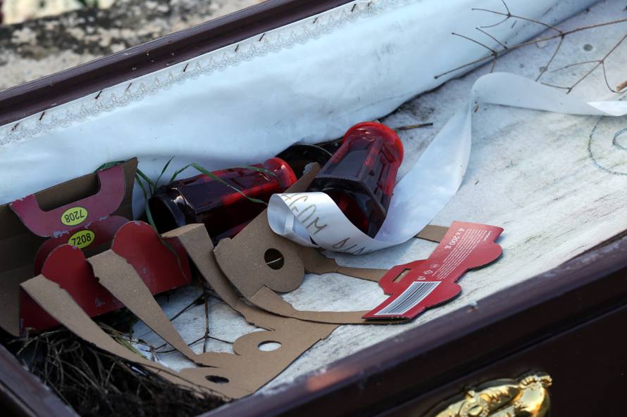 Izvadili pokojnika, prazan lijes mjesec dana stoji na groblju...