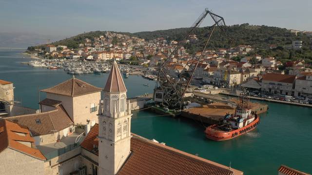 VIDEO Atrakcija u Trogiru: Stari čiovski most podigli dizalicom od 100 tona i odvezli na Korčulu