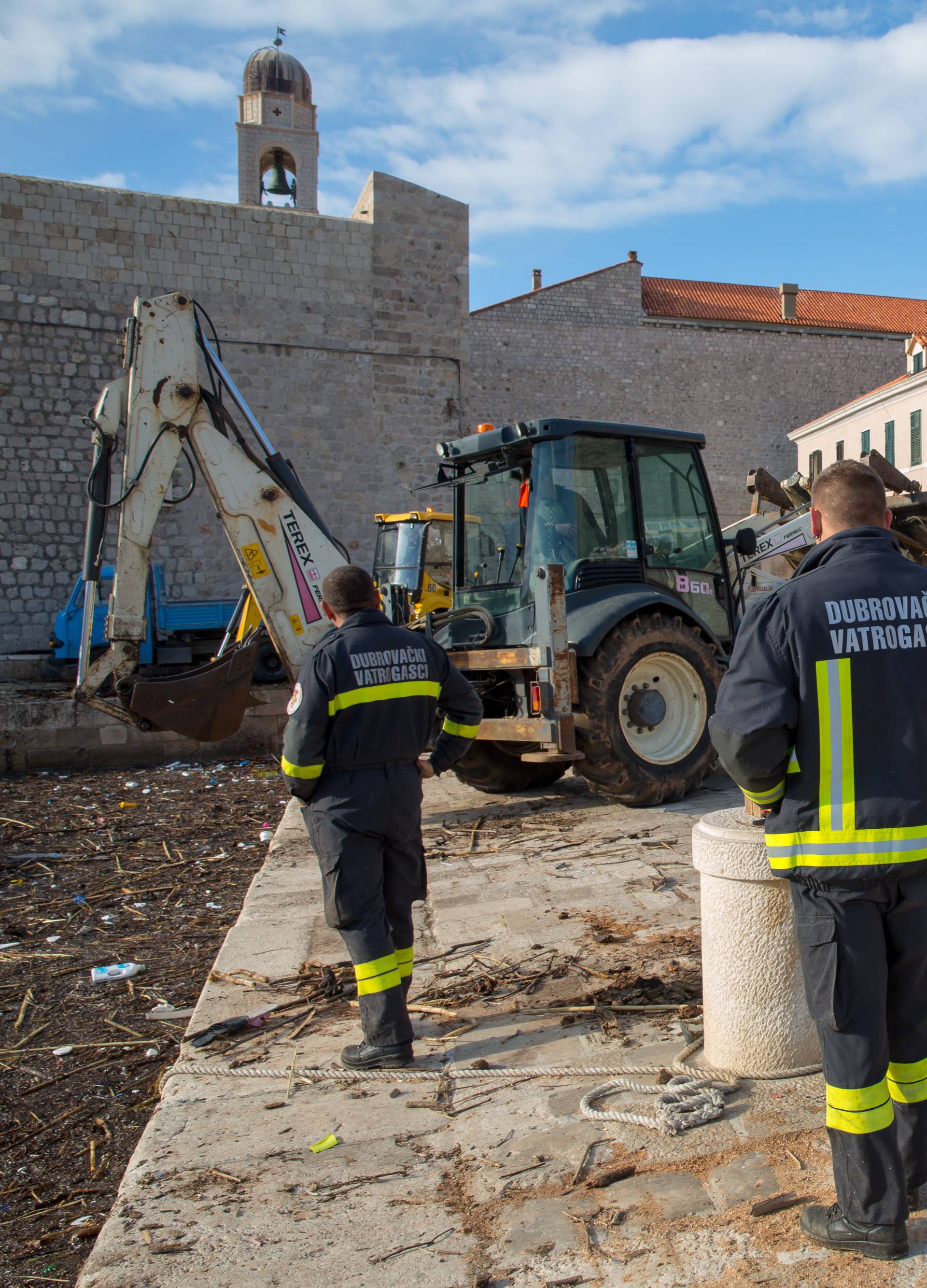 Tri dana vade smeće u staroj gradskoj luci u Dubrovniku...