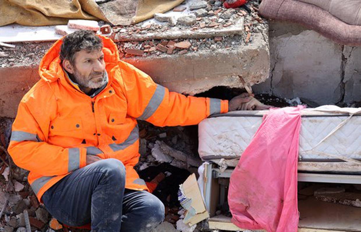 Najpotresnija slika iz Turske: Tata drži ruku mrtve kćeri koja je zatrpana pod ruševinama...