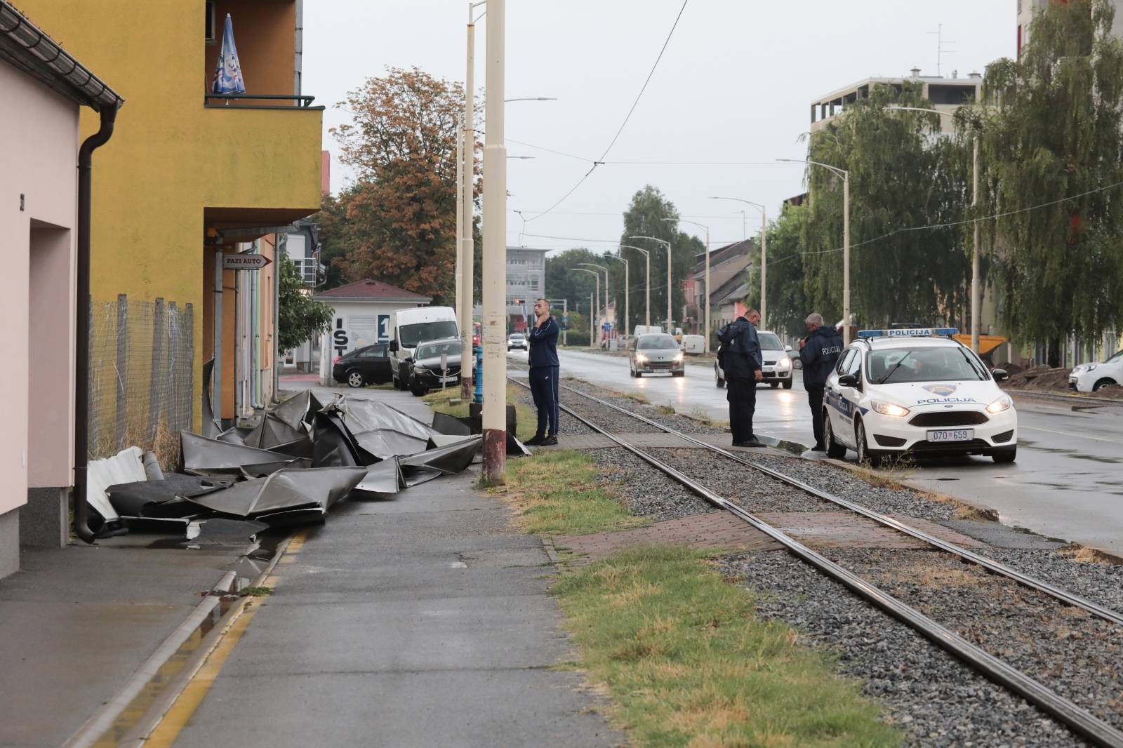 Osijek: Jako nevrijeme otkinulo limeni krov sa zgrade