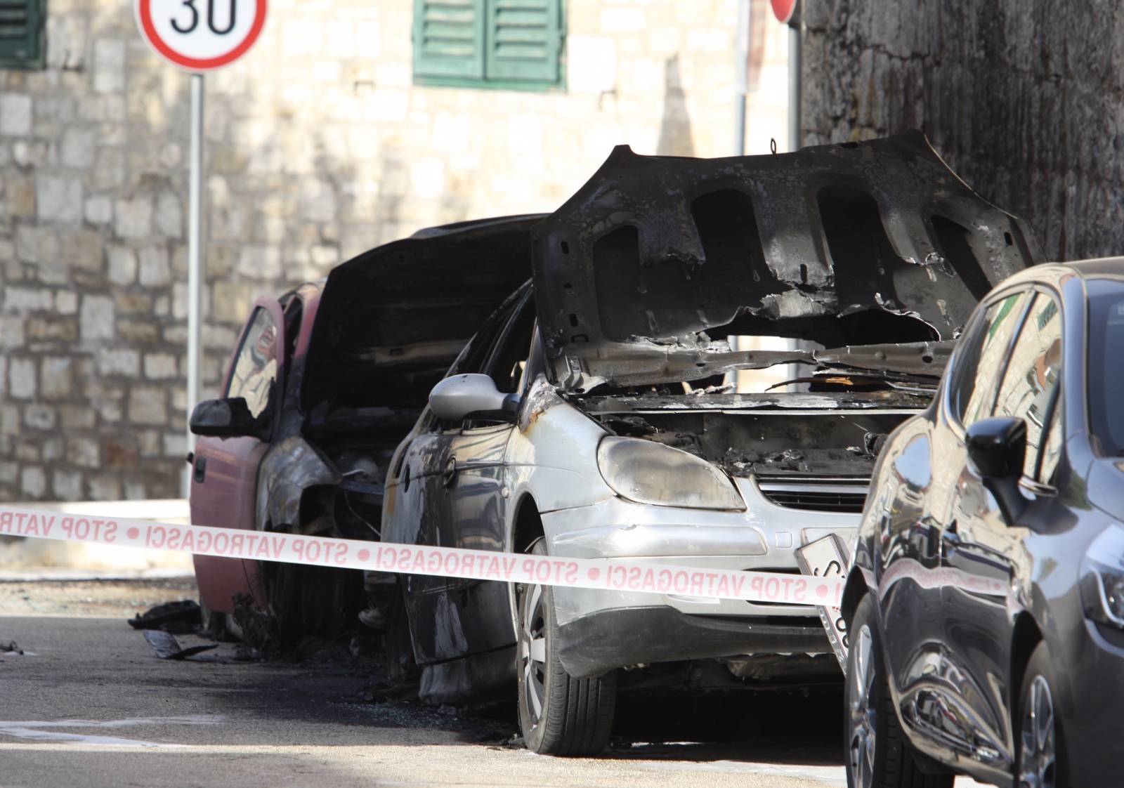 Nedaleko od poÅ¡te u KaÅ¡tel SuÄurcu u potpunosti izgorjela dva automobila