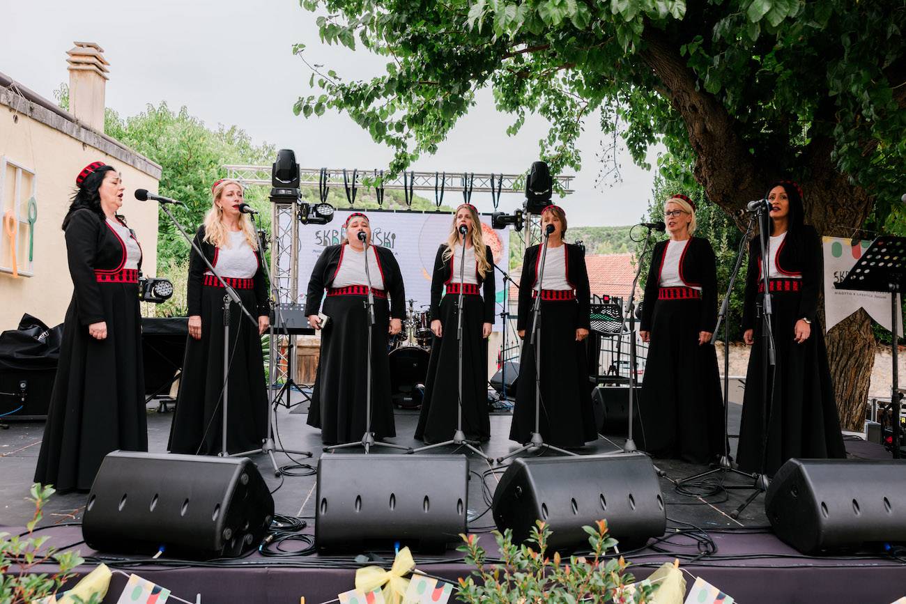 U Skradinu se tražio tanjur rižota više: Stiglo više od 2000 ljudi, nastupila i Jasna Zlokić